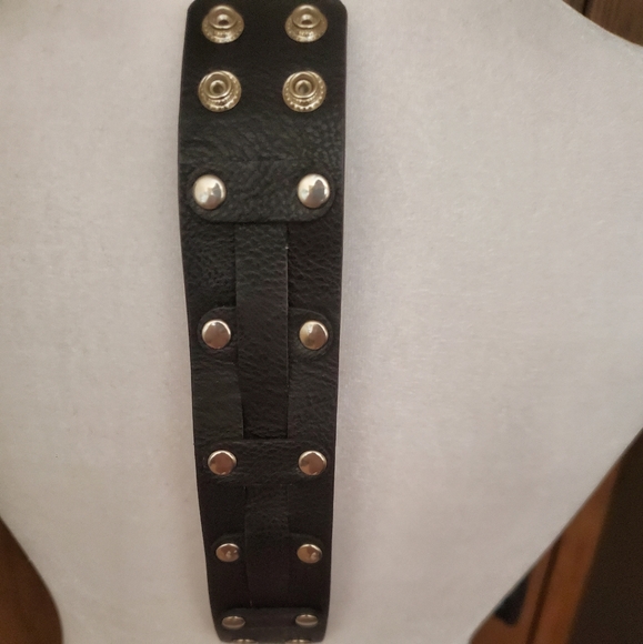 Studded leather bracelet - Picture 2 of 2